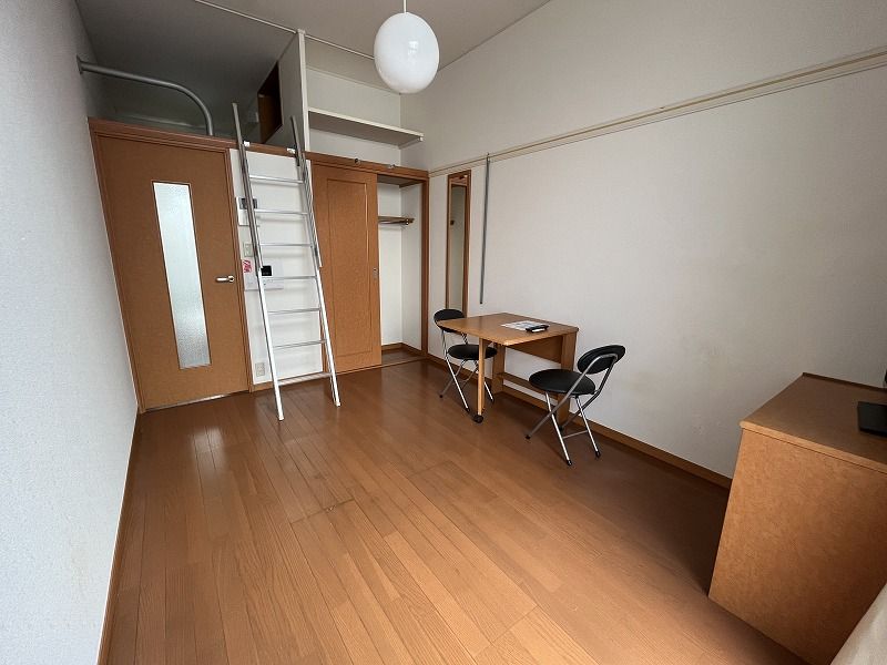 レオパレスカンパネラ 居間