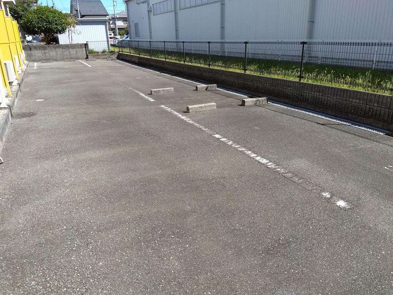 レオパレスサンライズ松陽 駐車場