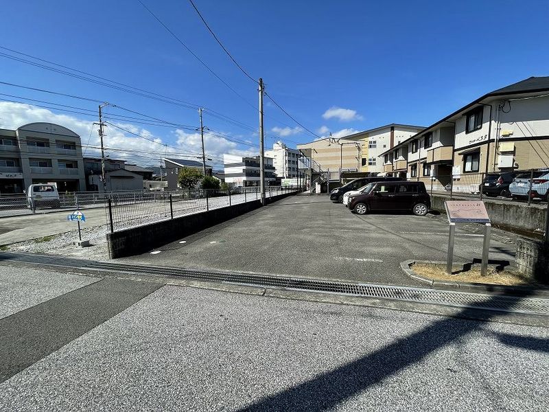 レオパレスサンウィナー 駐車場