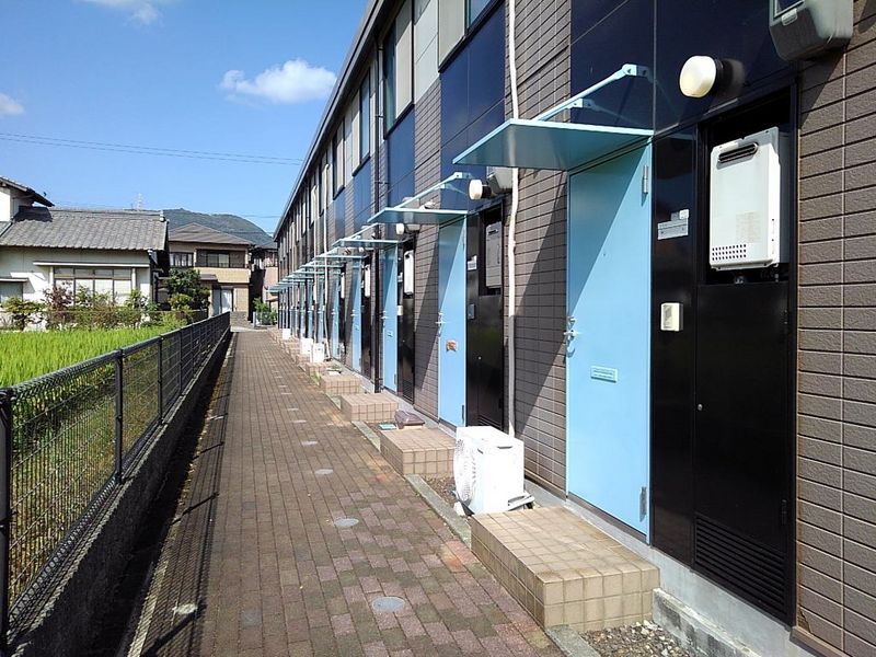 レオパレス新名 エントランス