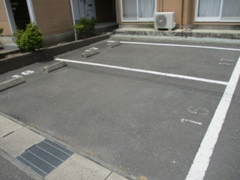 レオパレスＫ 駐車場