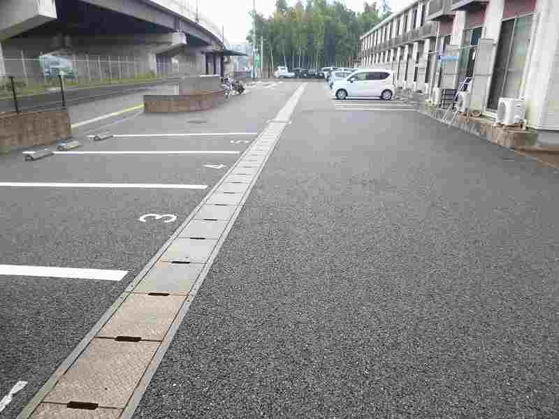 レオネクストコートグレイスⅢ 駐車場