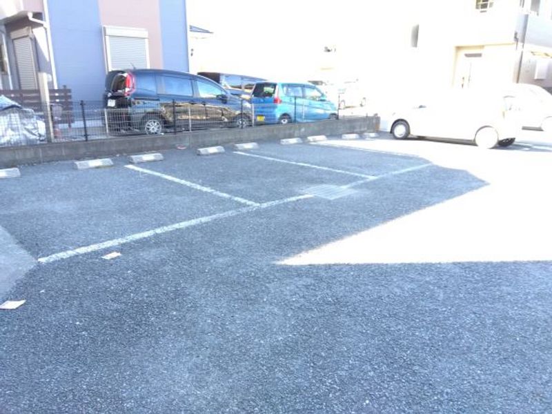 レオパレスプラムフローラ 駐車場