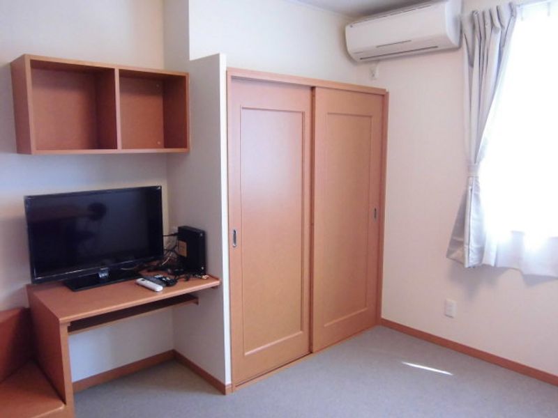 レオパレス的場 居間