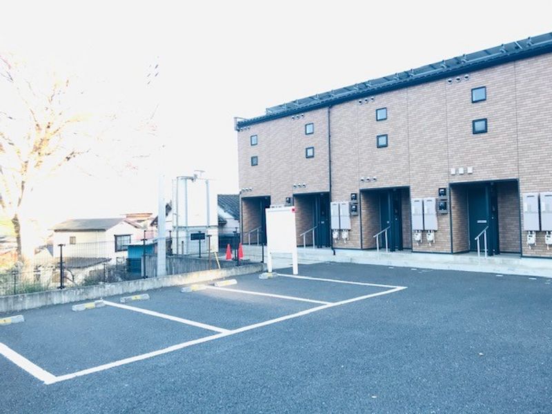レオネクストルーエ 駐車場