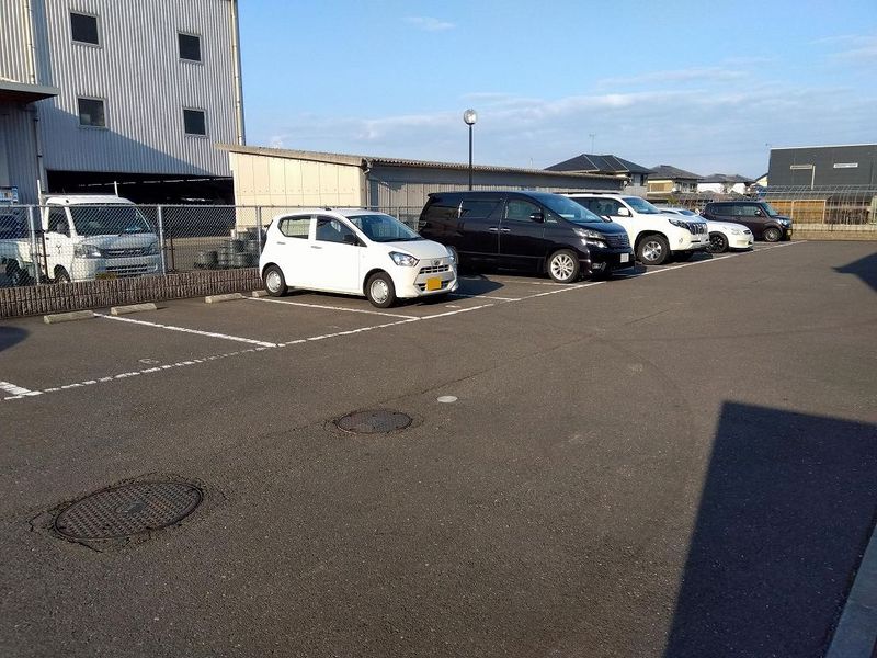 レオパレスシュトラール 駐車場