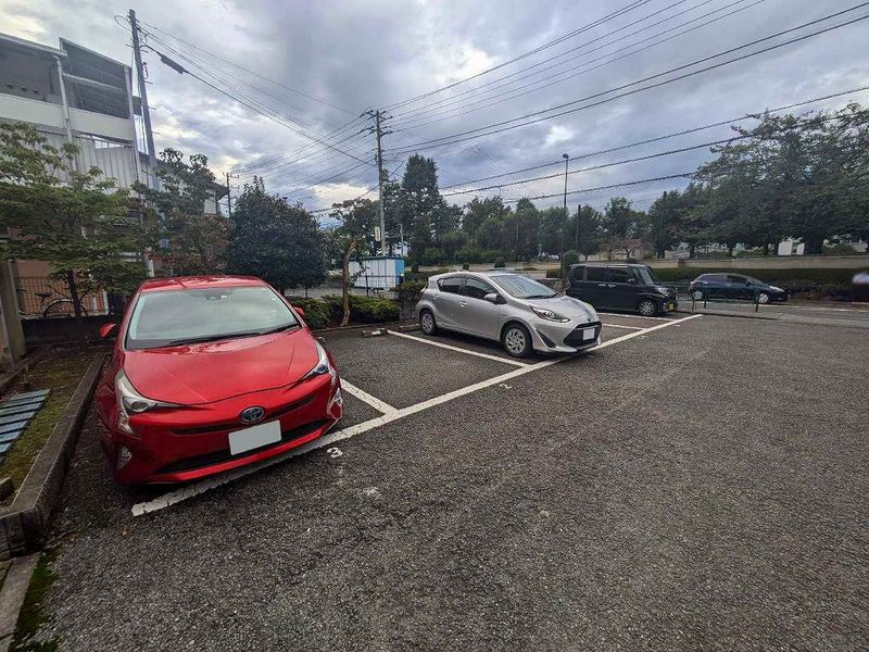 レオパレスラ・ポール 駐車場