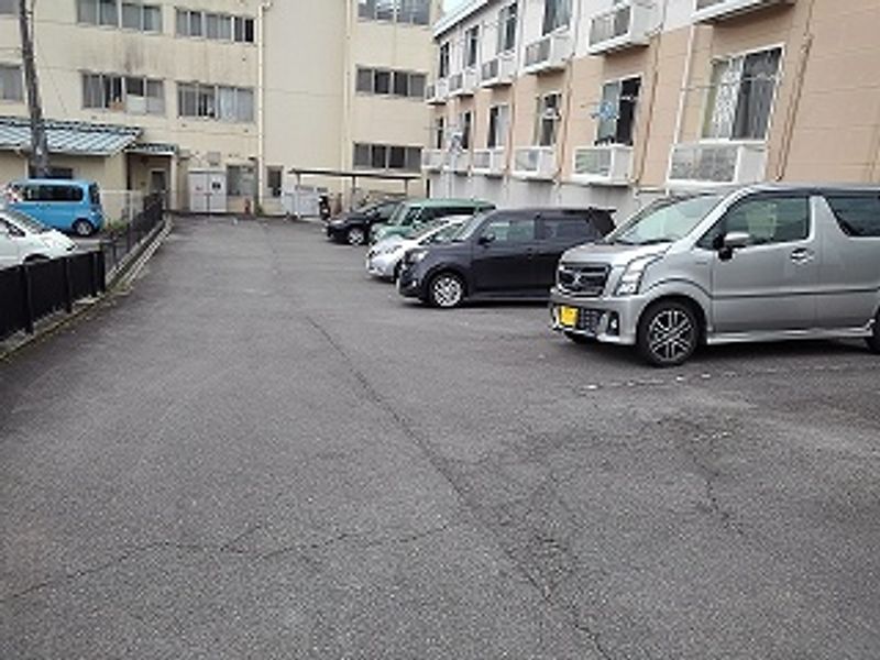 レオパレス睦 駐車場