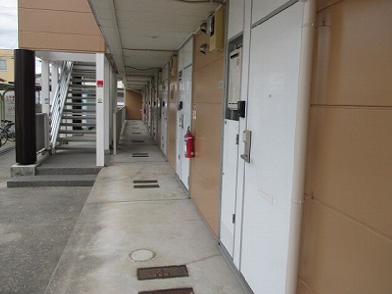 レオパレスデンファレ花田 玄関