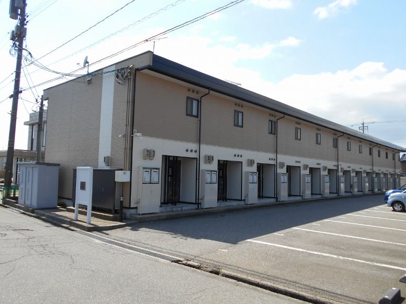 レオパレスロイヤルガーデン内免 外観