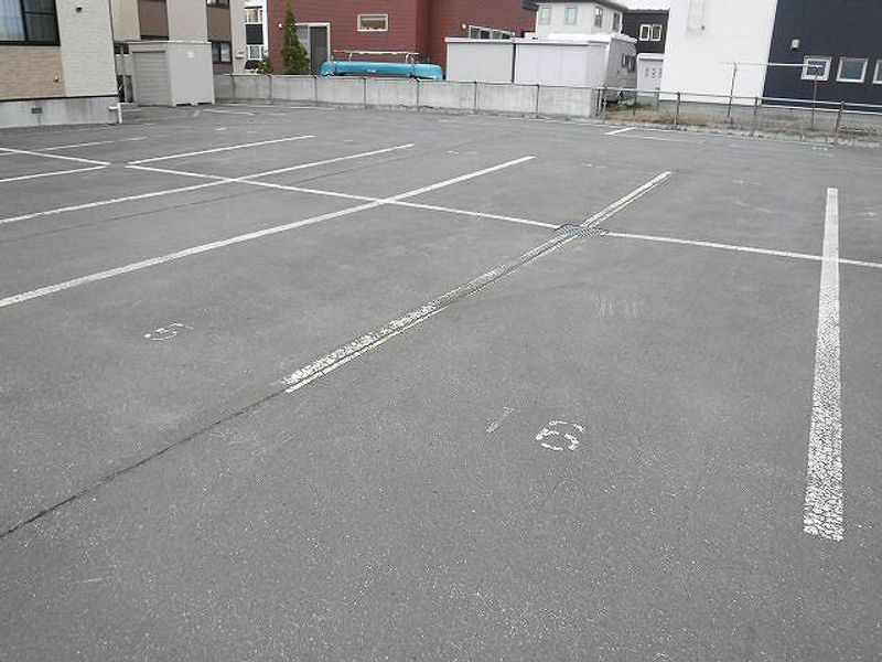 レオパレスリラ 駐車場