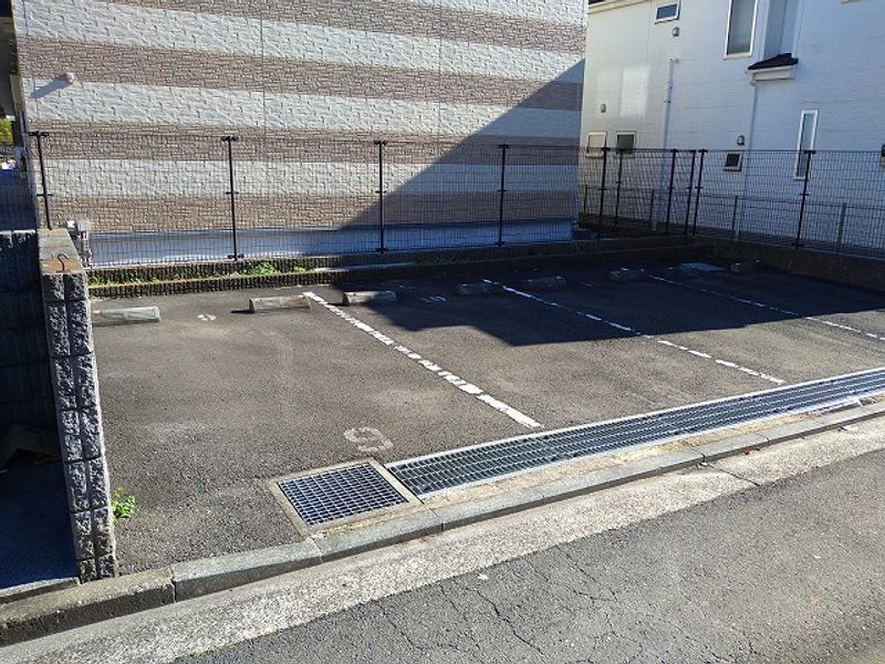 レオパレス新吉田シティーハウス 駐車場