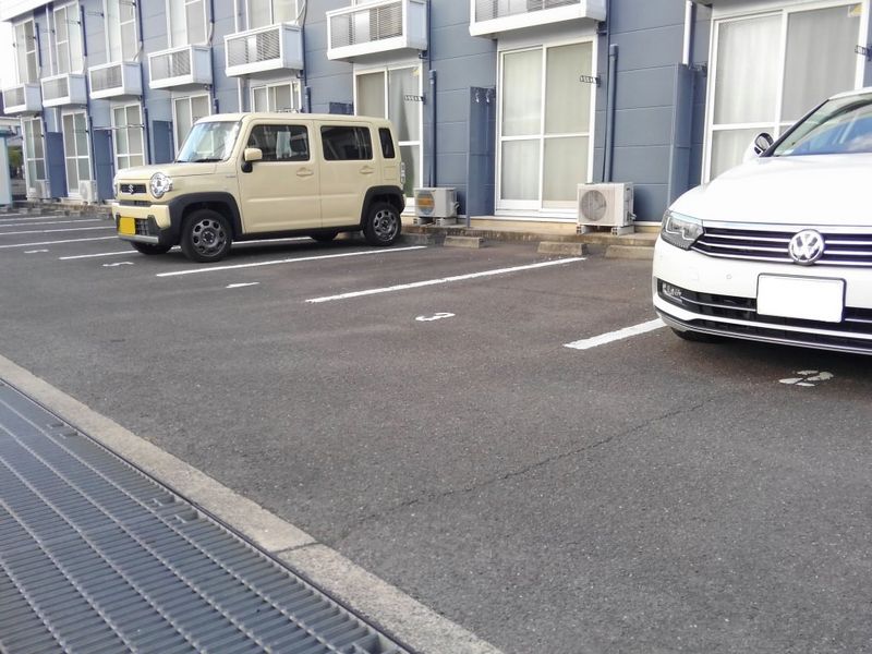 レオパレスＭＡＤＯＫＡ 駐車場