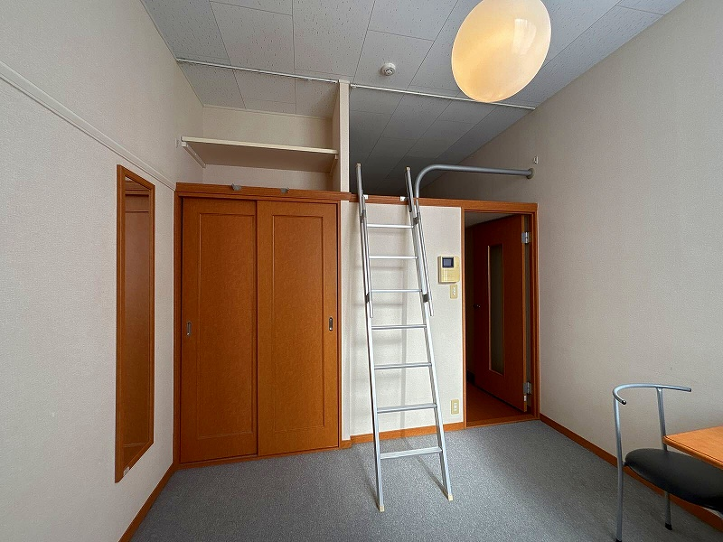 レオパレスクレスト笹塚 居間