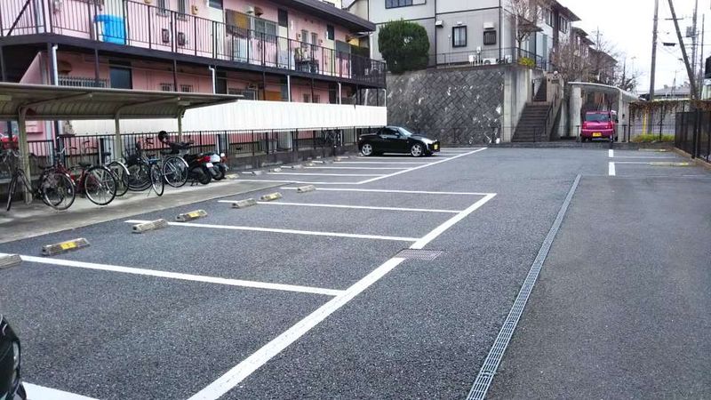 レオパレスローズ 駐車場