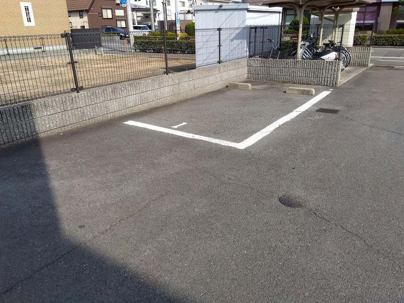 レオパレスヴィルヌーブ 駐車場