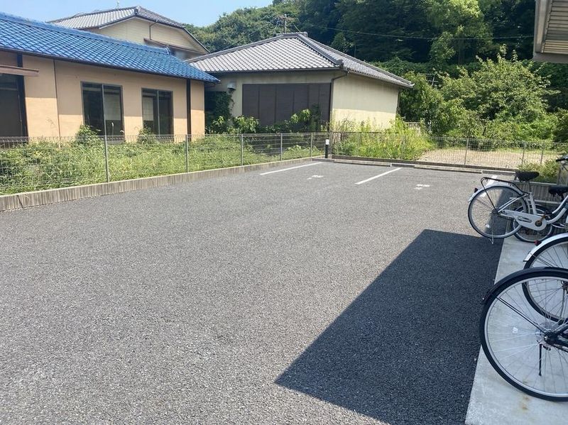 クレイノ本町 駐車場