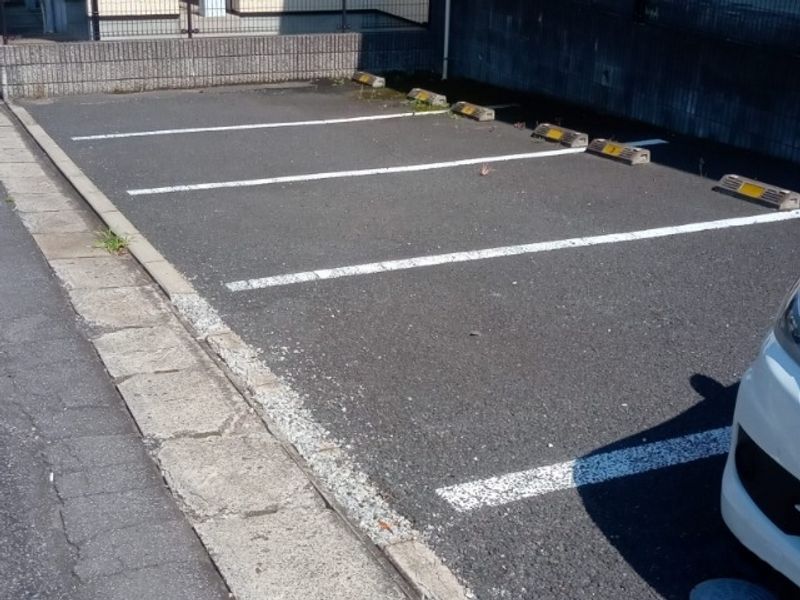 レオパレスアズミール 駐車場