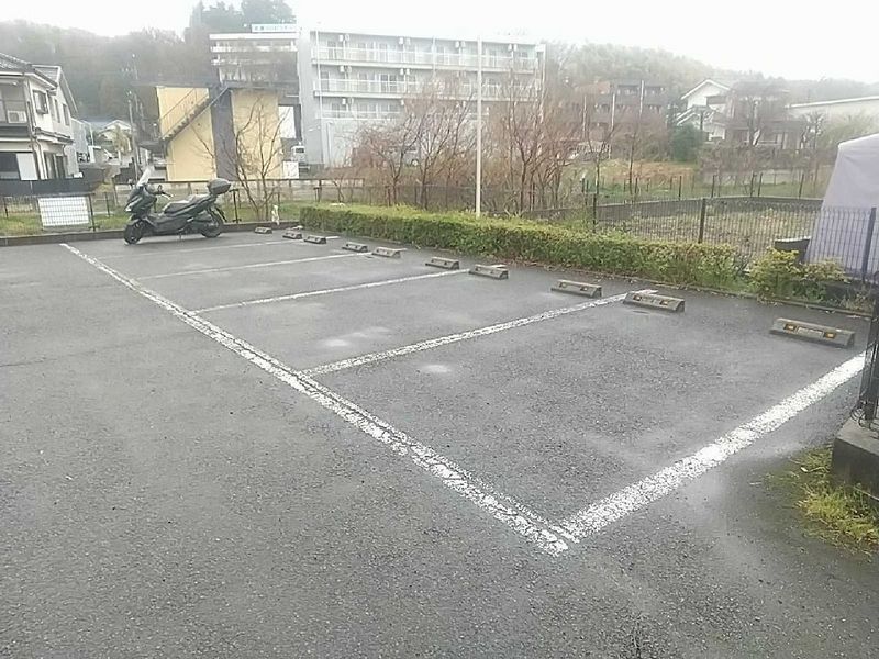 レオパレスメイフラワー 駐車場