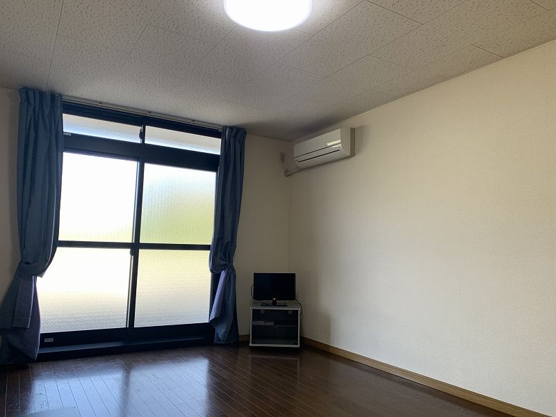 レオパレスリバーサイド 居間