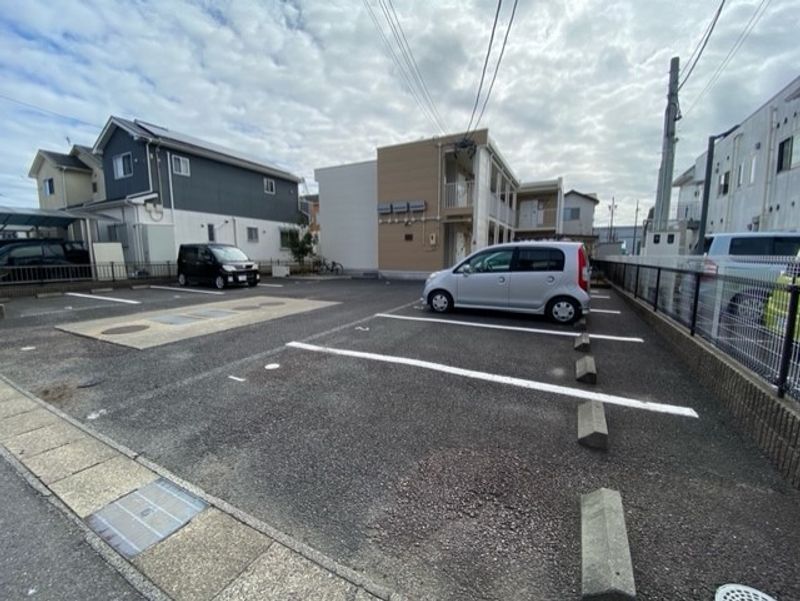 レオパレスコウジマワリ 駐車場