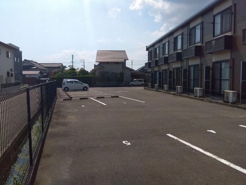 レオパレス竹寅 駐車場