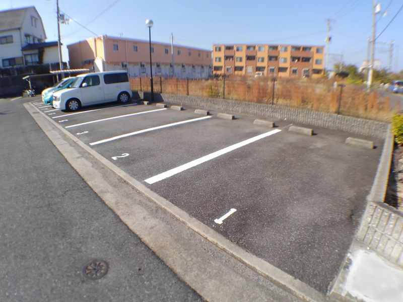 レオパレスインバルカ 駐車場
