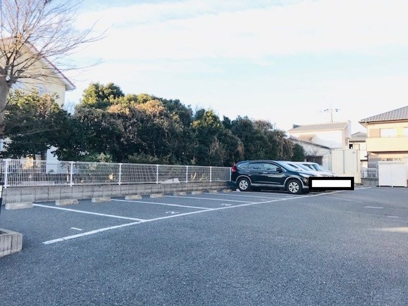 レオパレスサラス 駐車場