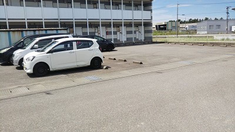 レオパレスカルチェ 駐車場