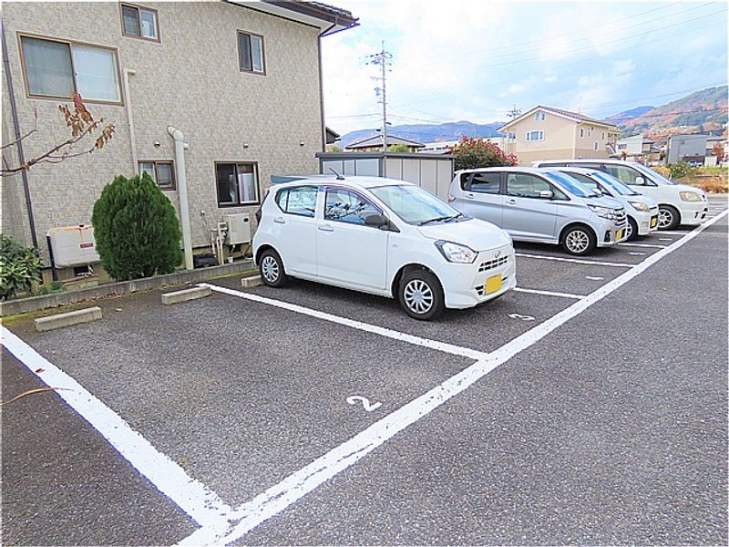 レオパレス若槻 駐車場