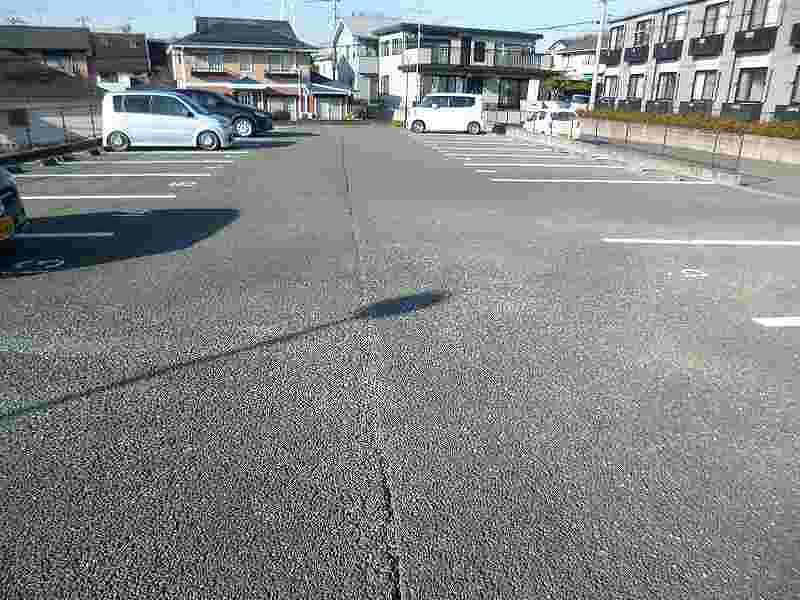 レオパレスＩＩＪＩＭＡ 駐車場