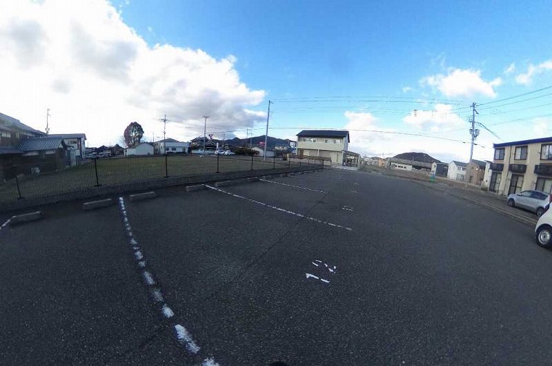 レオパレスたつの中央 駐車場