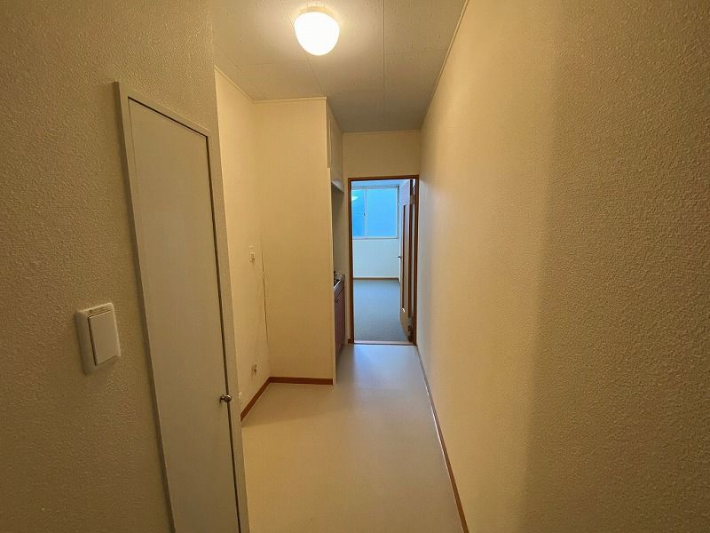 レオパレス室工 玄関