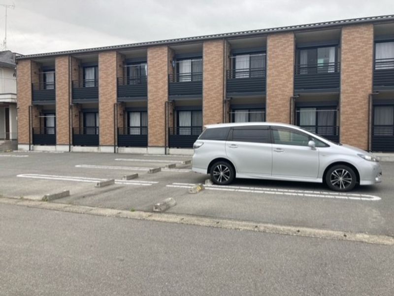 レオネクストシャトー小島町 駐車場