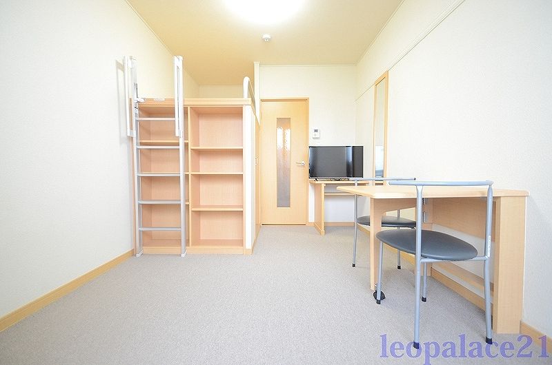 レオパレスフリーダム元新町 居間