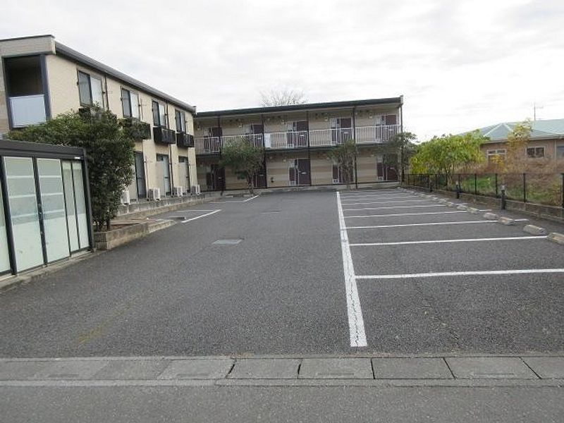 レオパレス仙元山 駐車場