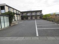 レオパレス仙元山 駐車場