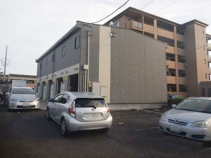 レオパレスロンシェル 駐車場