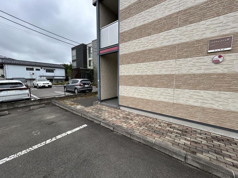 レオパレスクレモナ エントランス