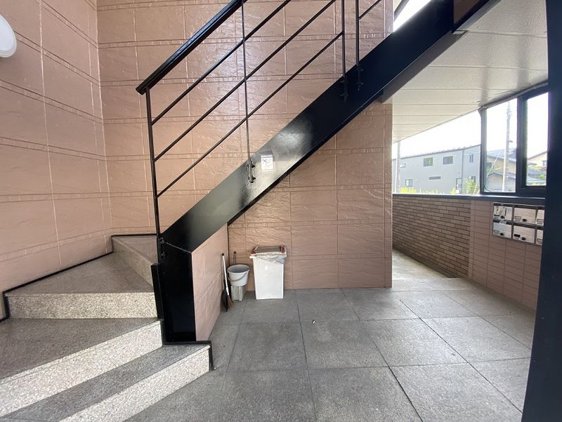 レオパレス丘 エントランス