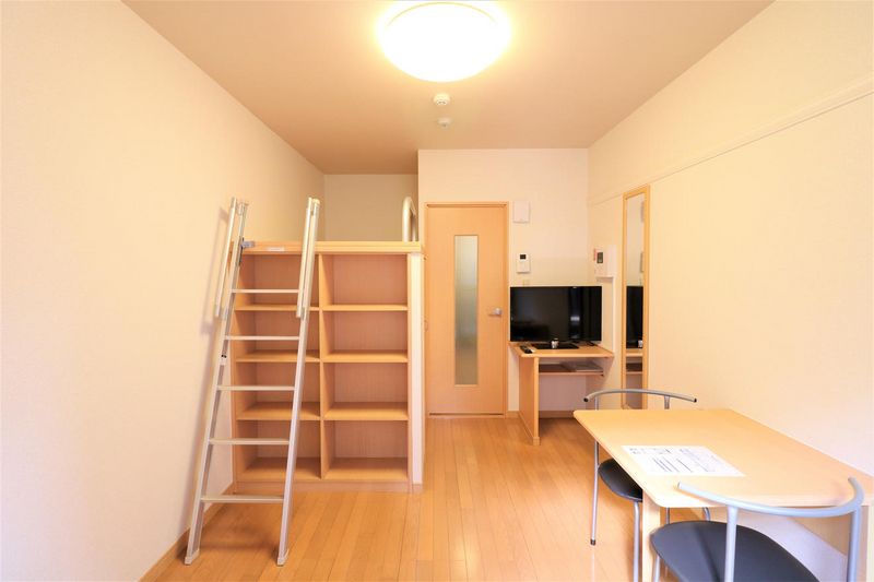 レオパレスプレミエ　エトワール 居間