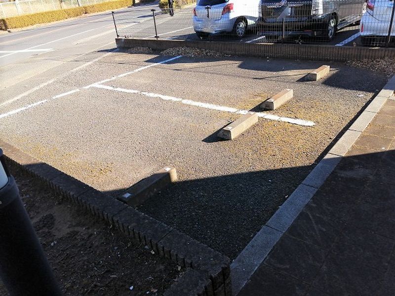 レオパレスルミエール 駐車場