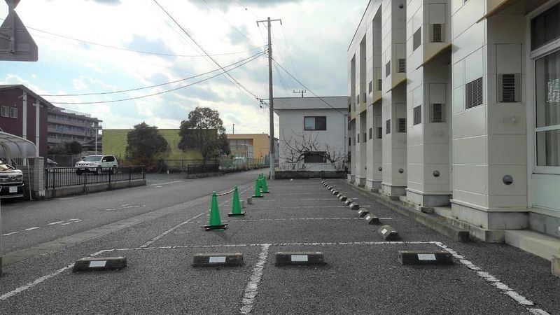 レオパレスフローラ 駐車場