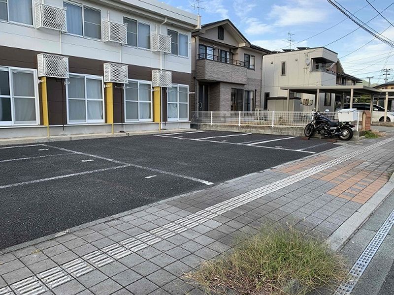 レオパレスダブルレインボー 駐車場