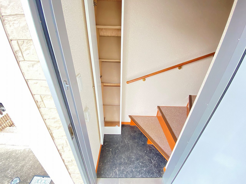 レオパレスＣＥＤＡＲⅡ 玄関