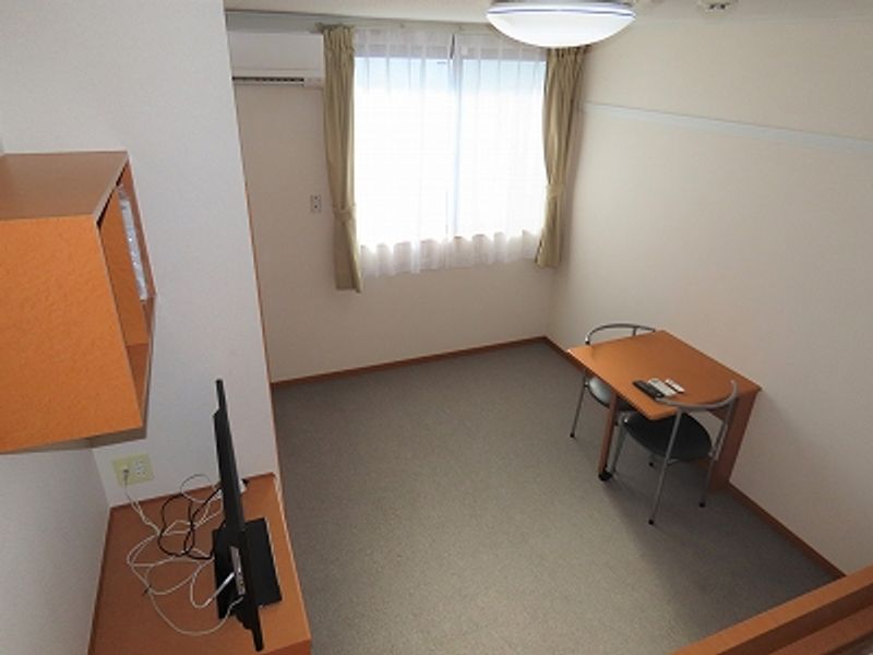 レオパレス中組 居間