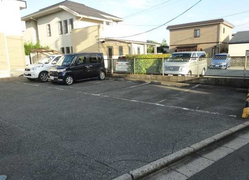 レオパレスパオ 駐車場