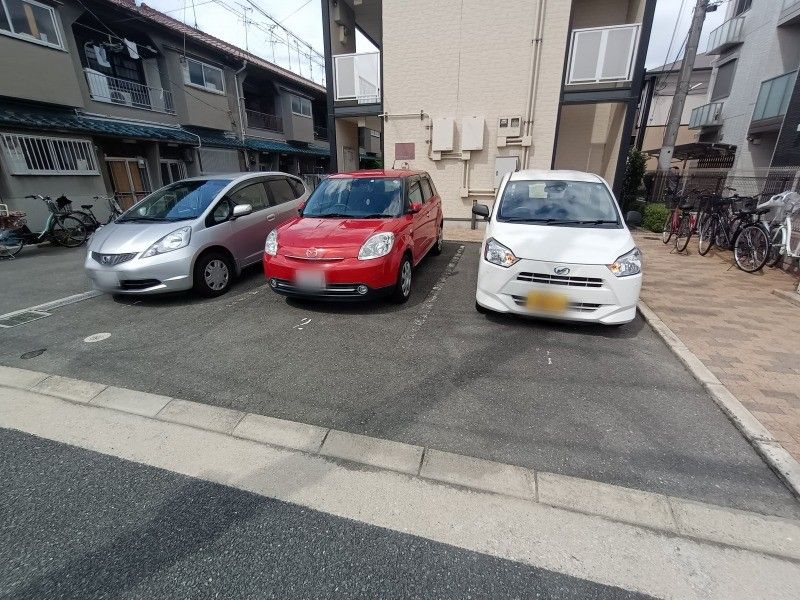 レオパレスセレンコート高井田 駐車場