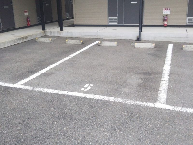 レオパレスヴィレッジ殿城 駐車場