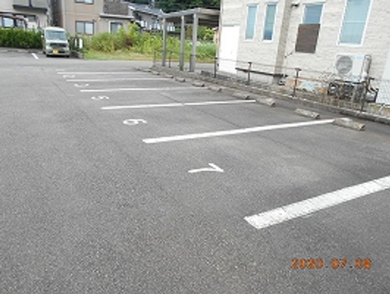 レオパレスやすらぎ 駐車場